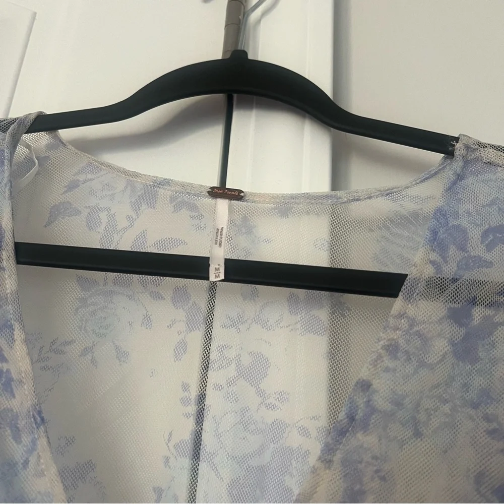 ♡ Free People Floral Ruffle Sleeve Crop Top – Blue & Cream – Size Medium ♡ - Picture 5 of 5